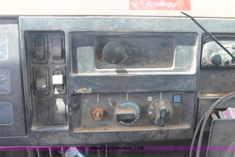 image for item I7836 1991 International 4900 floater spreader truck