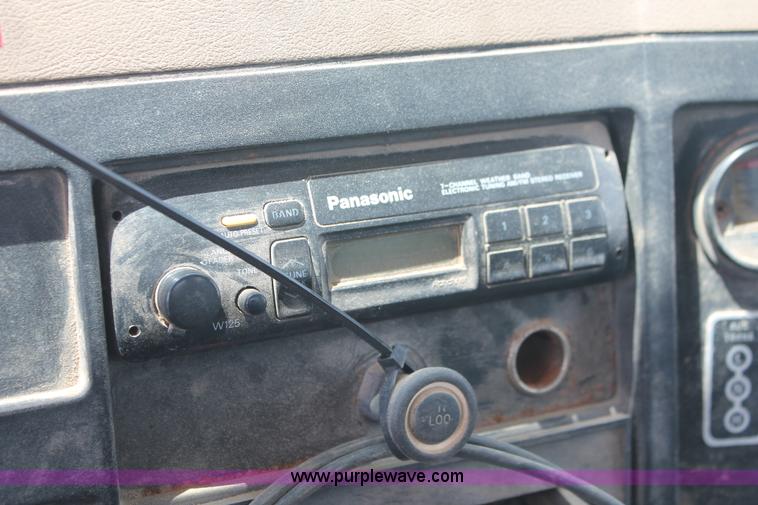 image for item I7836 1991 International 4900 floater spreader truck