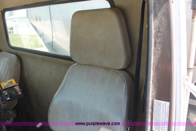 image for item I7836 1991 International 4900 floater spreader truck