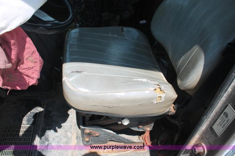 image for item I7836 1991 International 4900 floater spreader truck