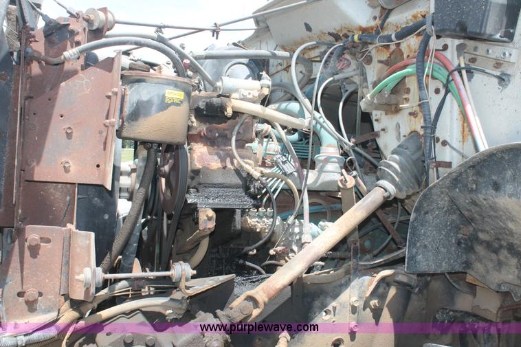 image for item I7836 1991 International 4900 floater spreader truck