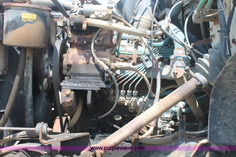 image for item I7836 1991 International 4900 floater spreader truck