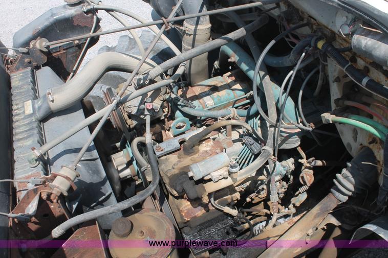 image for item I7836 1991 International 4900 floater spreader truck