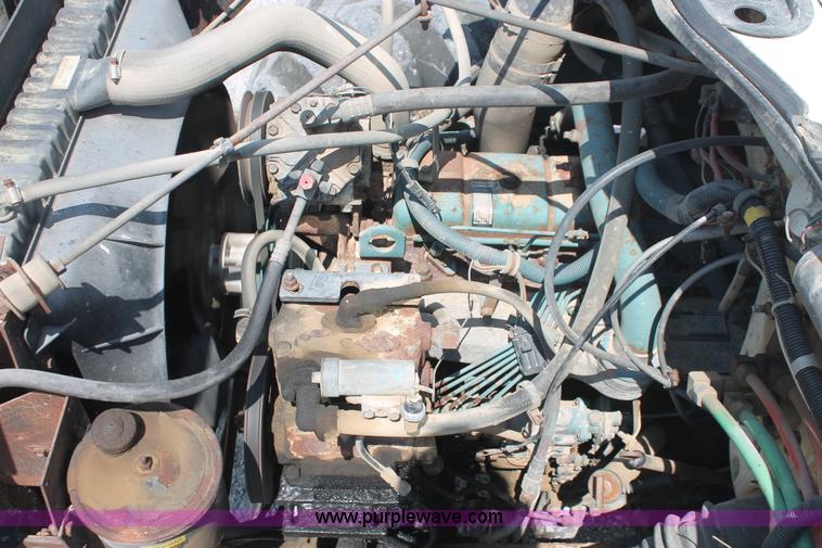 image for item I7836 1991 International 4900 floater spreader truck