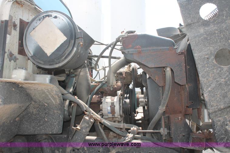 image for item I7836 1991 International 4900 floater spreader truck