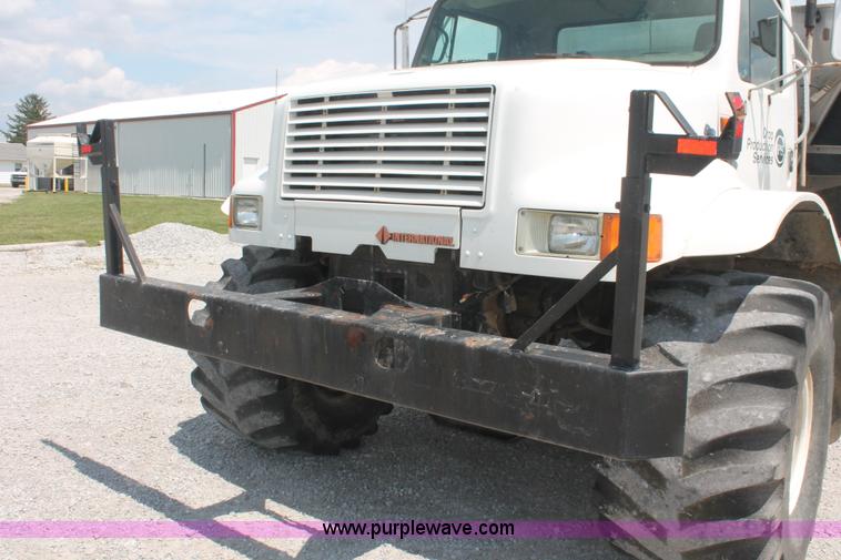 image for item I7836 1991 International 4900 floater spreader truck