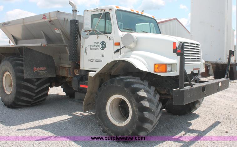 image for item I7836 1991 International 4900 floater spreader truck