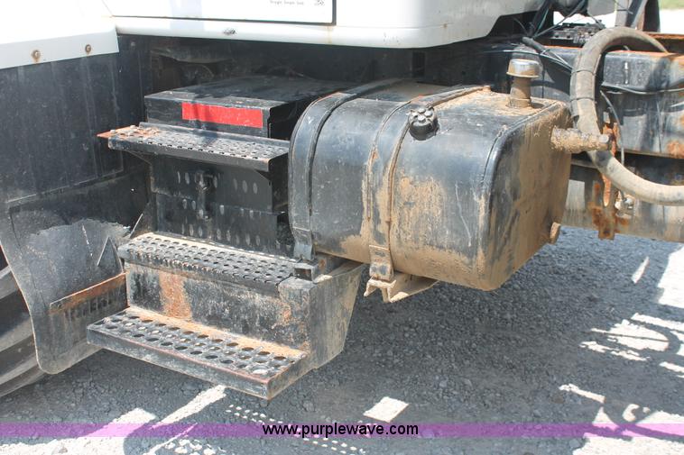 image for item I7836 1991 International 4900 floater spreader truck