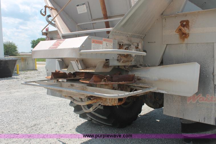 image for item I7836 1991 International 4900 floater spreader truck