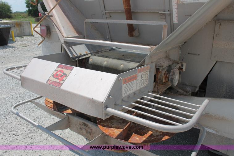 image for item I7836 1991 International 4900 floater spreader truck