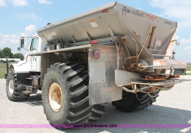 image for item I7836 1991 International 4900 floater spreader truck