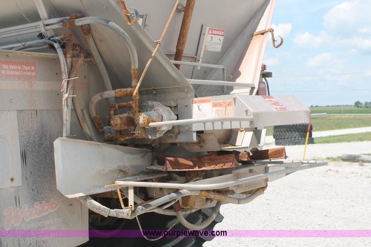 image for item I7836 1991 International 4900 floater spreader truck