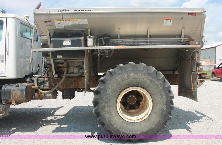 image for item I7836 1991 International 4900 floater spreader truck