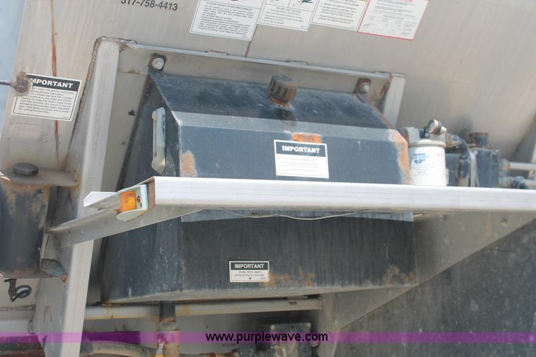 image for item I7836 1991 International 4900 floater spreader truck