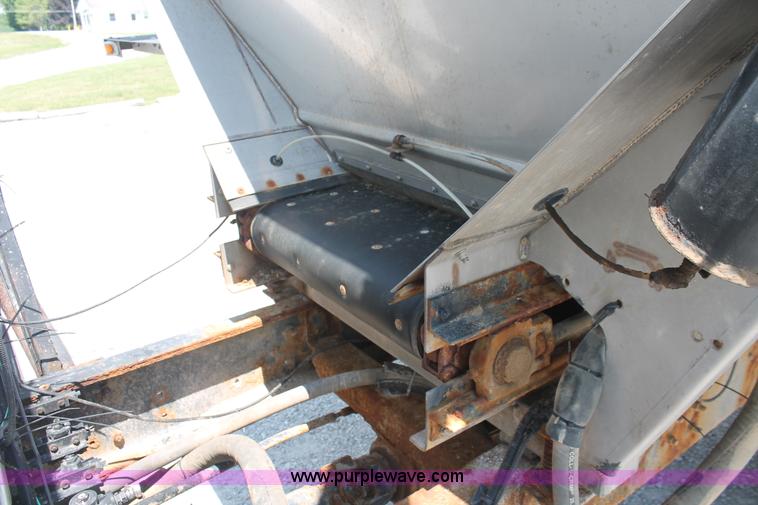 image for item I7836 1991 International 4900 floater spreader truck