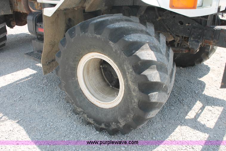 image for item I7836 1991 International 4900 floater spreader truck