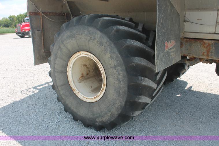 image for item I7836 1991 International 4900 floater spreader truck