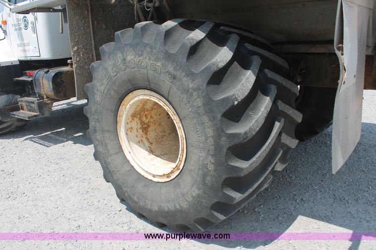 image for item I7836 1991 International 4900 floater spreader truck