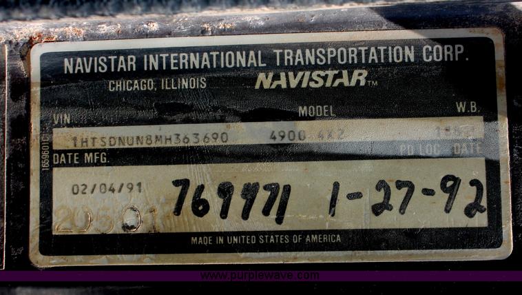 image for item I7836 1991 International 4900 floater spreader truck