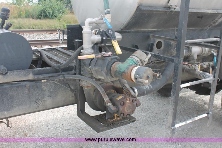 image for item I7838 1994 Freightliner FL70 liquid nurse truck