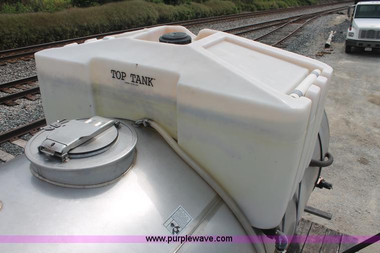 image for item I7838 1994 Freightliner FL70 liquid nurse truck