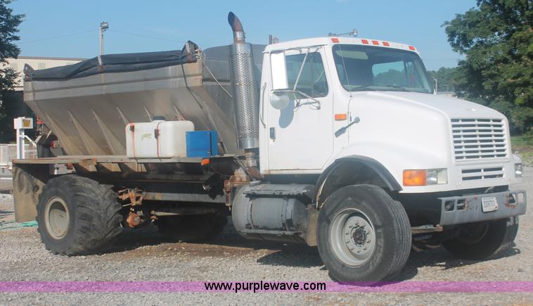 image for item I7850 1991 International 8100 spreader truck