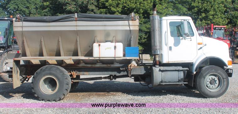 image for item I7850 1991 International 8100 spreader truck
