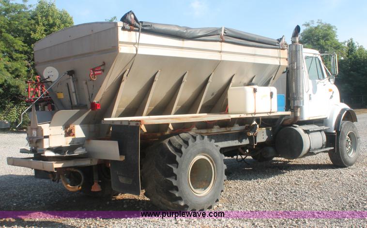 image for item I7850 1991 International 8100 spreader truck
