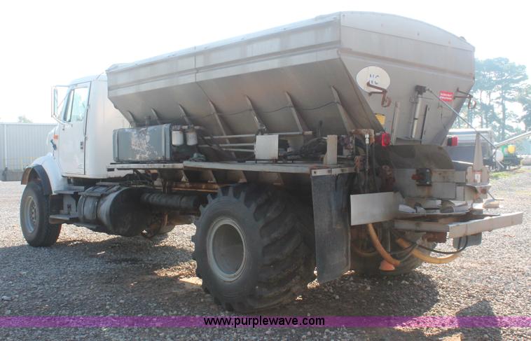 image for item I7850 1991 International 8100 spreader truck