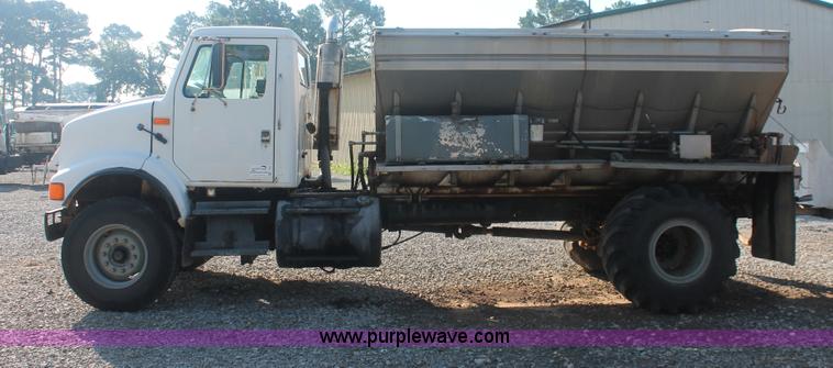 image for item I7850 1991 International 8100 spreader truck