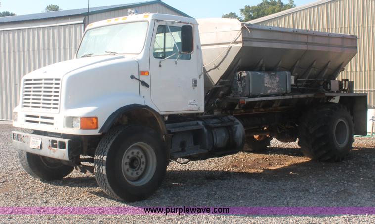 image for item I7850 1991 International 8100 spreader truck