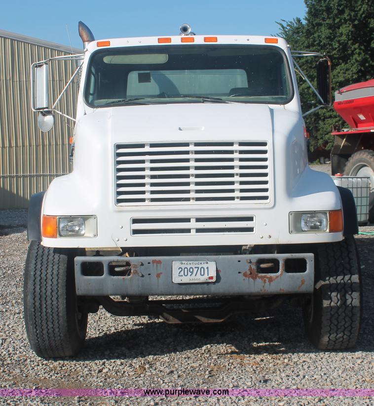 image for item I7850 1991 International 8100 spreader truck