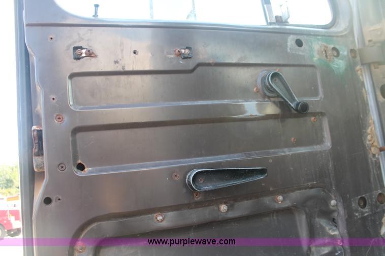 image for item I7850 1991 International 8100 spreader truck