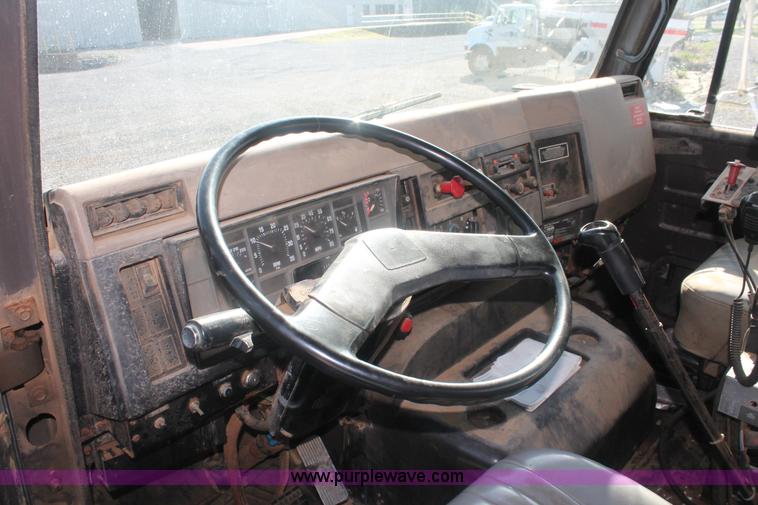 image for item I7850 1991 International 8100 spreader truck