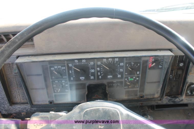 image for item I7850 1991 International 8100 spreader truck