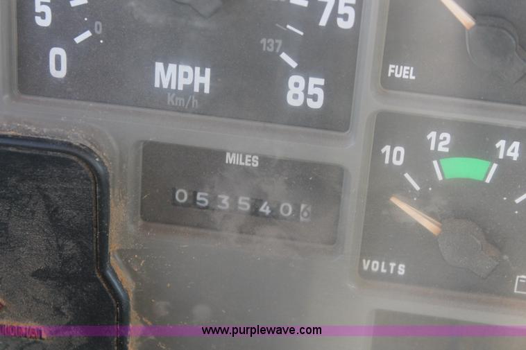 image for item I7850 1991 International 8100 spreader truck