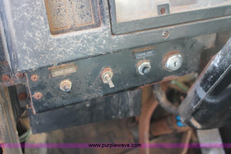 image for item I7850 1991 International 8100 spreader truck