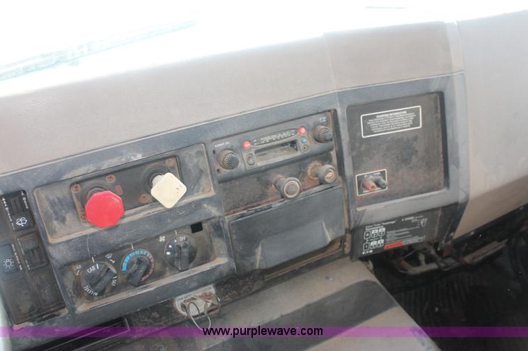 image for item I7850 1991 International 8100 spreader truck