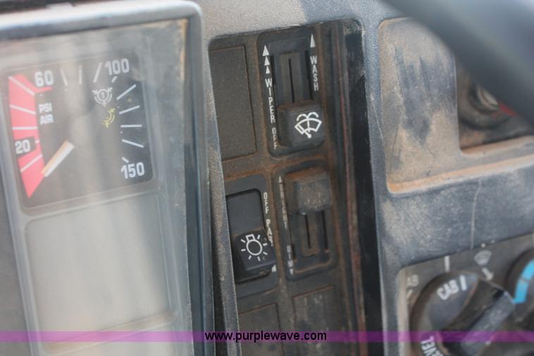 image for item I7850 1991 International 8100 spreader truck