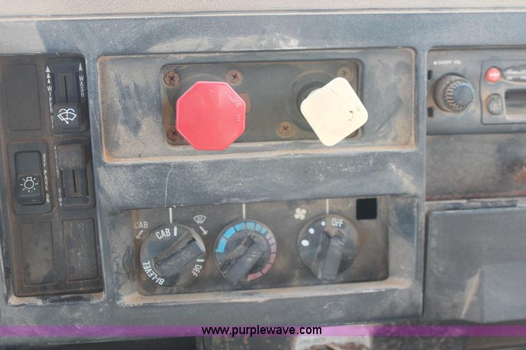 image for item I7850 1991 International 8100 spreader truck