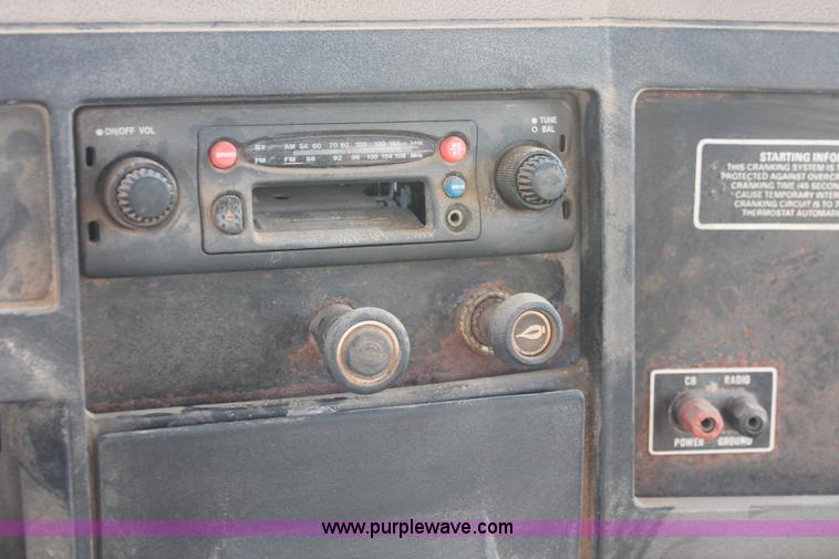 image for item I7850 1991 International 8100 spreader truck