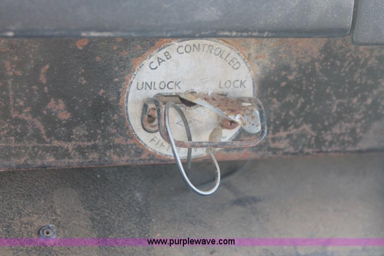 image for item I7850 1991 International 8100 spreader truck