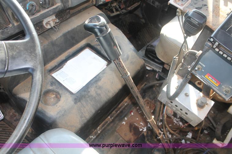 image for item I7850 1991 International 8100 spreader truck