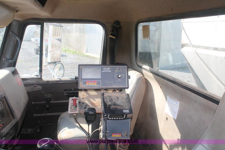 image for item I7850 1991 International 8100 spreader truck