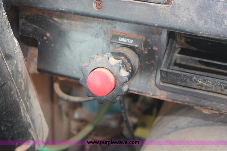 image for item I7850 1991 International 8100 spreader truck