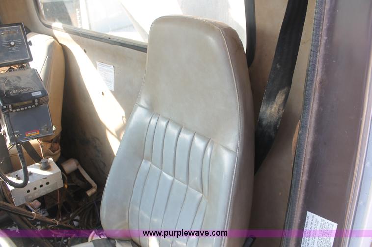 image for item I7850 1991 International 8100 spreader truck