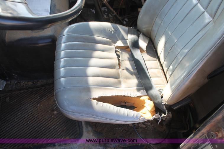 image for item I7850 1991 International 8100 spreader truck