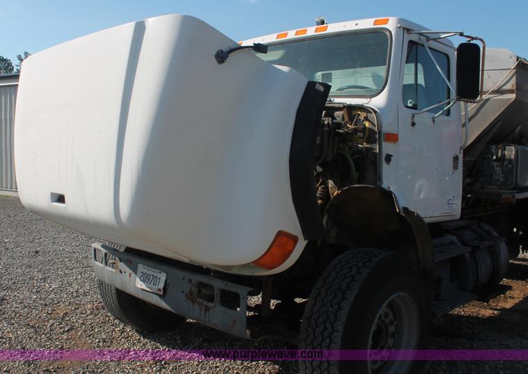 image for item I7850 1991 International 8100 spreader truck