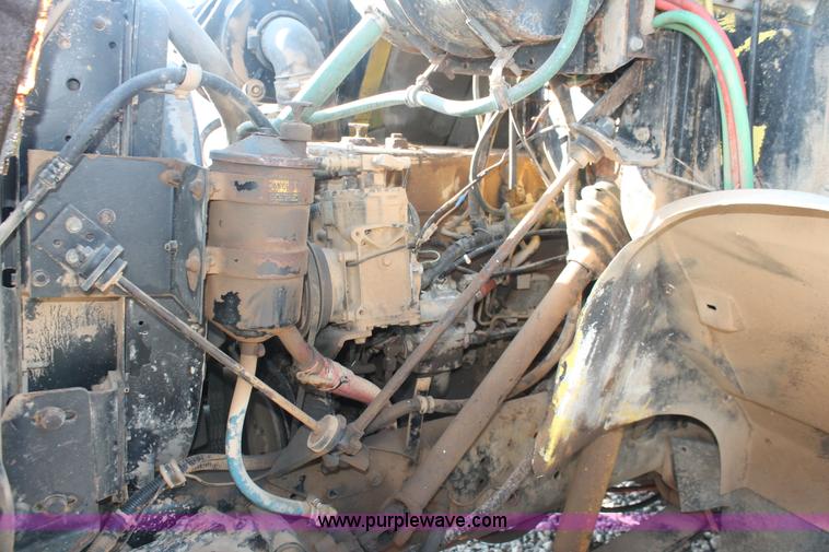 image for item I7850 1991 International 8100 spreader truck