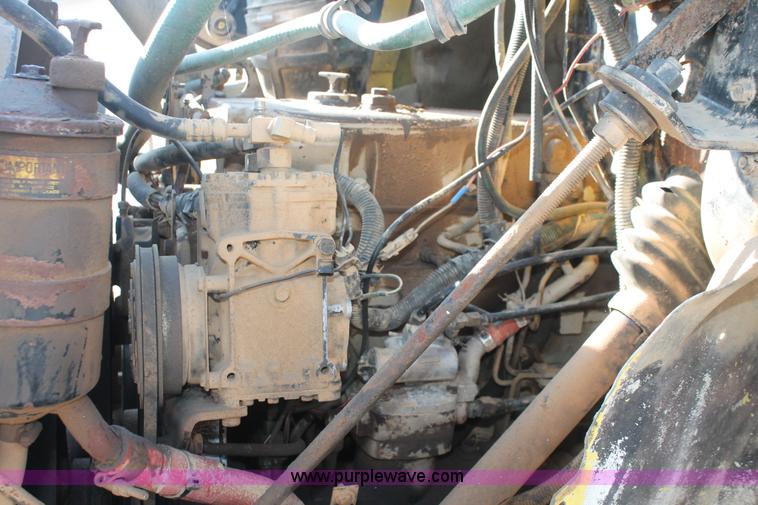 image for item I7850 1991 International 8100 spreader truck